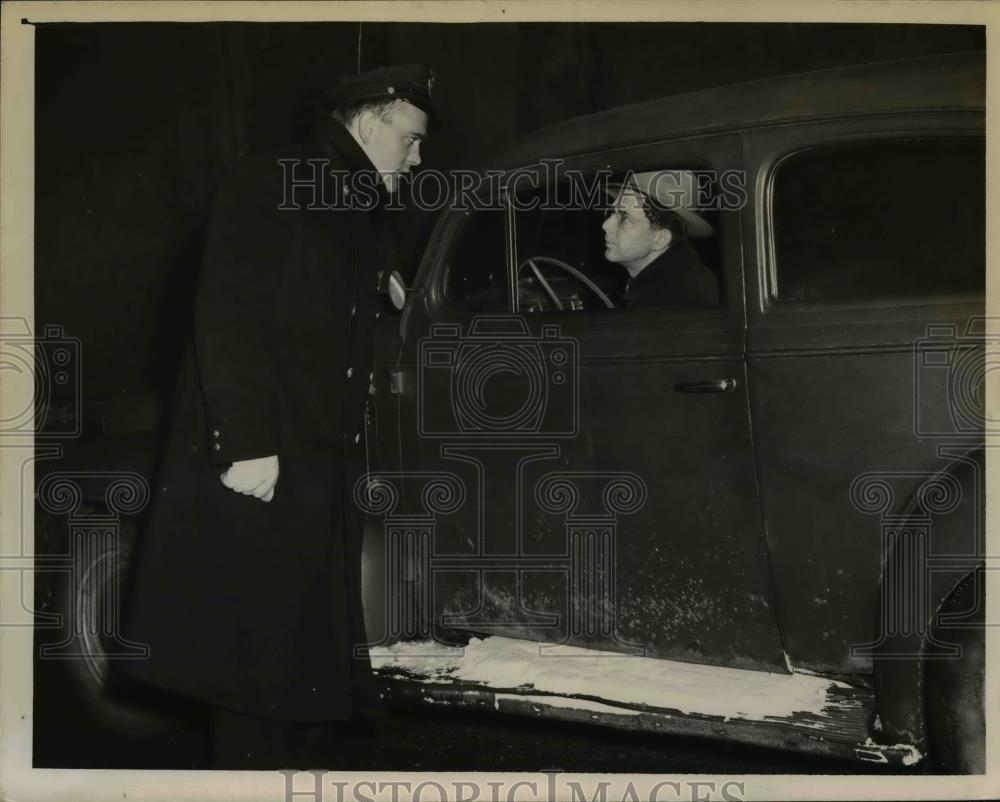 1950 Press Photo Patrolman James Andre Stops Cars at Bottom of Cedar Hill - Historic Images