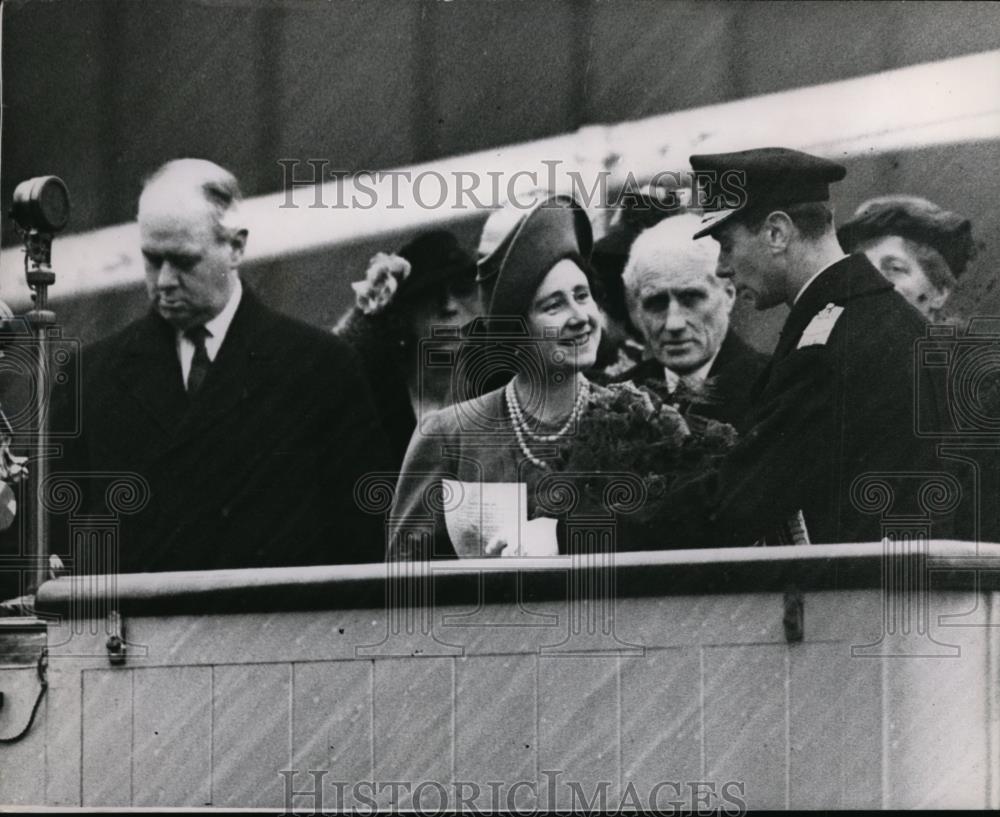 1939 Press Photo King &amp; Queen launch battleship King George V at Newcastle - Historic Images