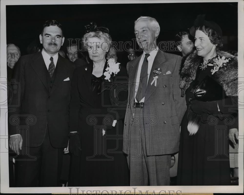 1944 Press Photo Gov. Dewey, Mrs. Hutt, U.T. Hutt, and Mrs. Thomas Dewey greet - Historic Images
