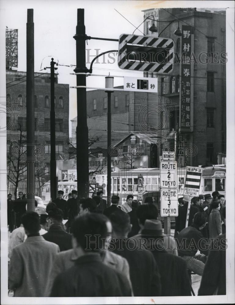 1959 Press Photo Flashing Time Indicator at Traffic Light in Downtown Tokyo - Historic Images