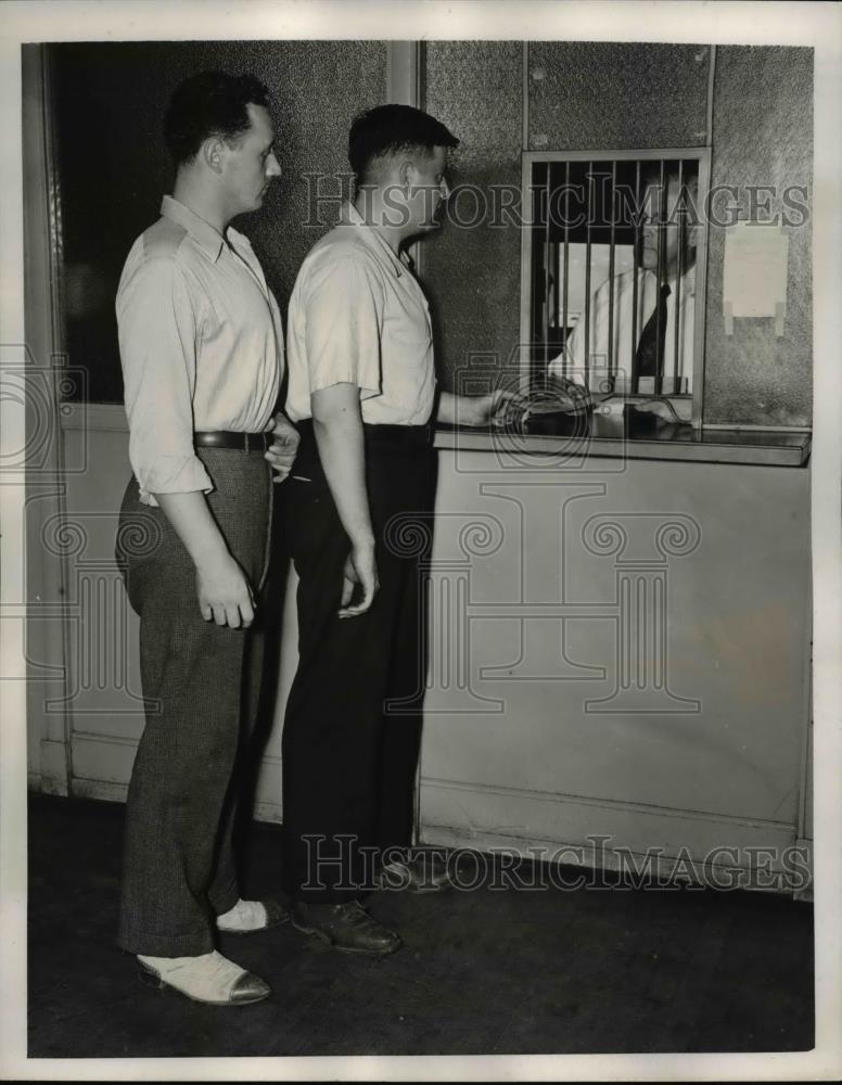 1940 Press Photo Budd Apprentice School Thomas Conway, Frank Ochs get paid - Historic Images