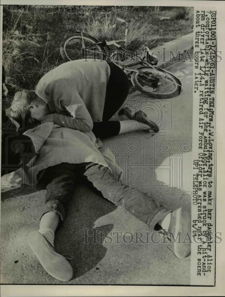 1961 Press Photo Mrs. J.W. Loving  with her daughter Alice after the car acciden - Historic Images