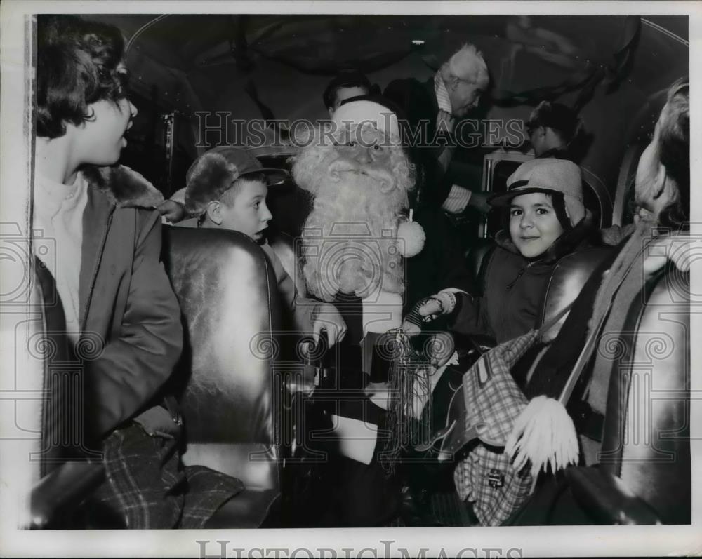 1956 Press Photo Sunbeam Students with Santa - Historic Images