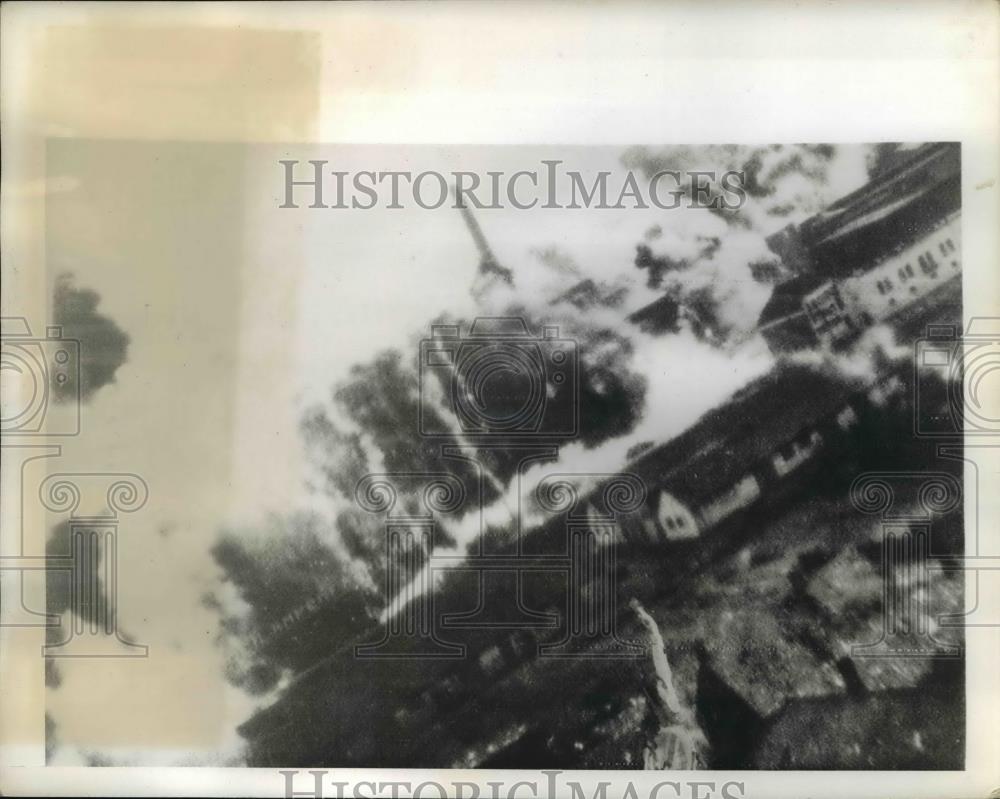 1942 Press Photo Dense smoke arise from the blasted Philips Radio Tube factory - Historic Images