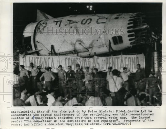 1960 Press Photo Cuban Fidel Castro & section of USAF rocket - Historic Images