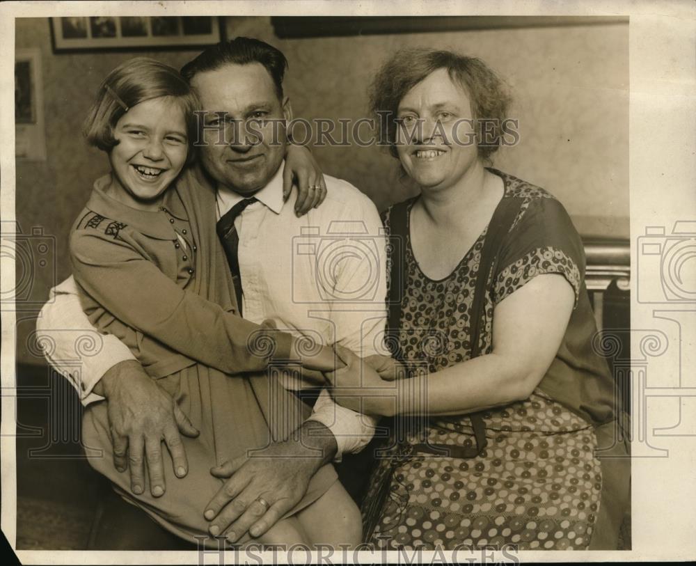 1927 Press Photo Mr &amp; Mrs Herman A Baumgarten &amp; daughter - Historic Images