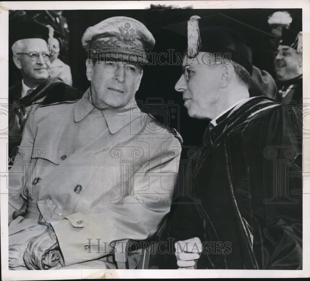 1951 Press Photo Father Edward J. Drummond talks to Gen. Douglas MacArthur - Historic Images