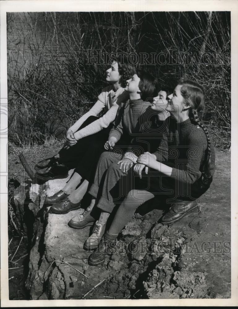 1956 Press Photo Teenagers Take Break in Berlin Springtime Intermission at Schoo - Historic Images