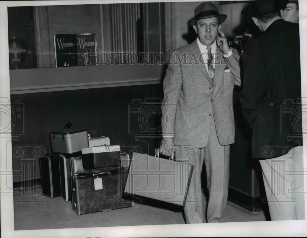 1958 Press Photo Congress delegate at the Statler Hotel - Historic Images