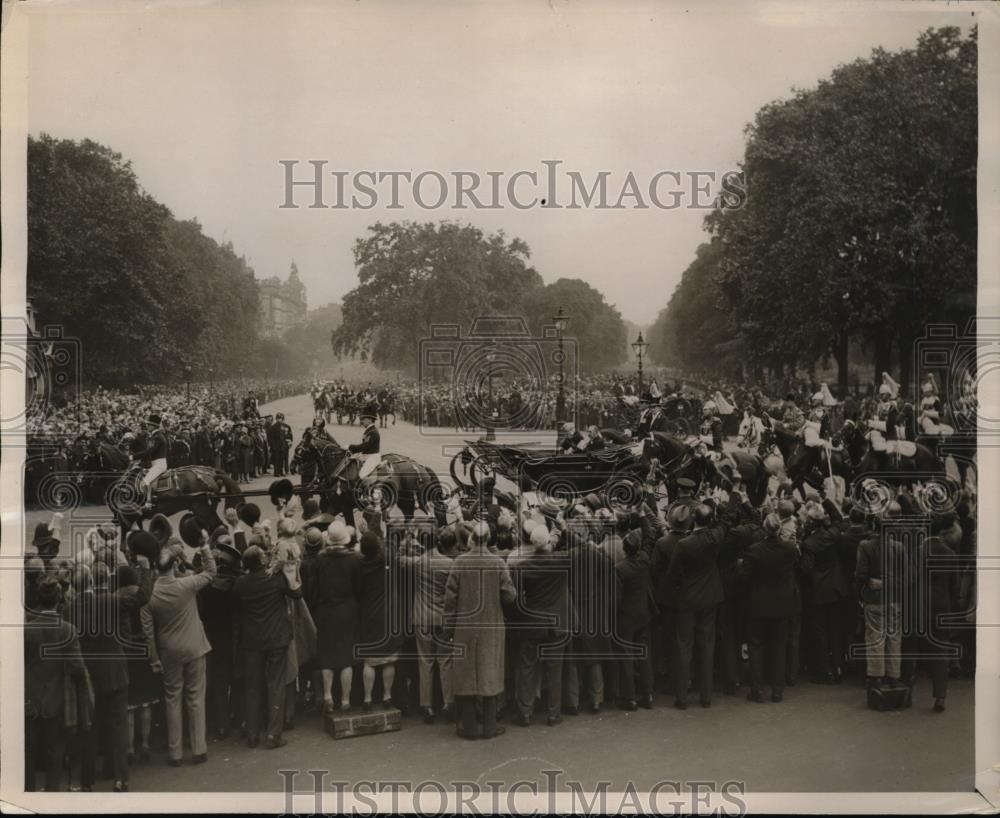 1929 Press Photo King George Queen Elizabeth welcomed home in London - Historic Images