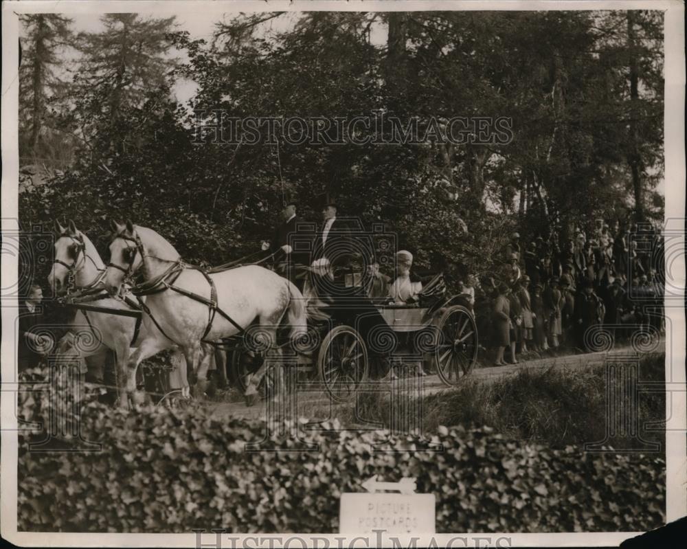 1929 Press Photo King and Queen of England Leave Crathie Parish Church Balmoral - Historic Images