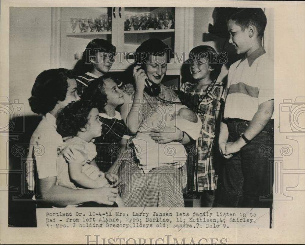 1951 Press Photo Mrs. Jansen with her children while speaking to her husband - Historic Images