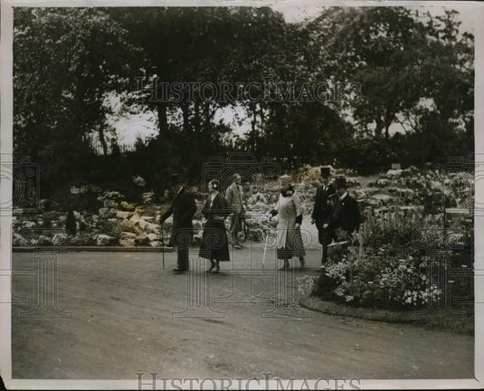 1931 Press Photo King and Queen walk through grounds at Chelsea Flower Show - Historic Images