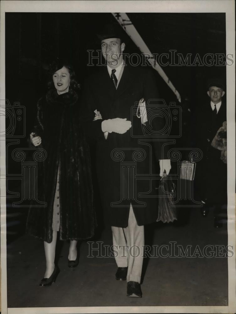 1938 Press Photo Mr and Mrs Jimmy Roosevelt arriving at Union Station - Historic Images