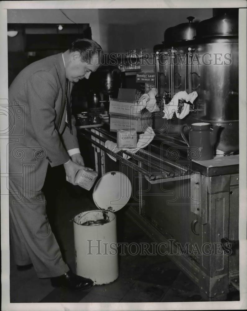 1953 Press Photo of Ernest Gajdos of the Hotel Allerton dumping out coffee. - Historic Images