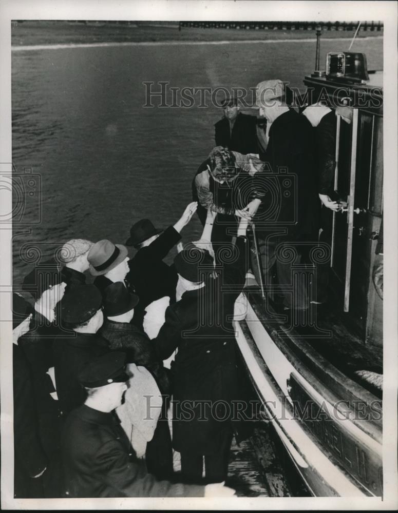 1940 Press Photo Joseph Cullinane rescued in Bostom Harbor - Historic Images