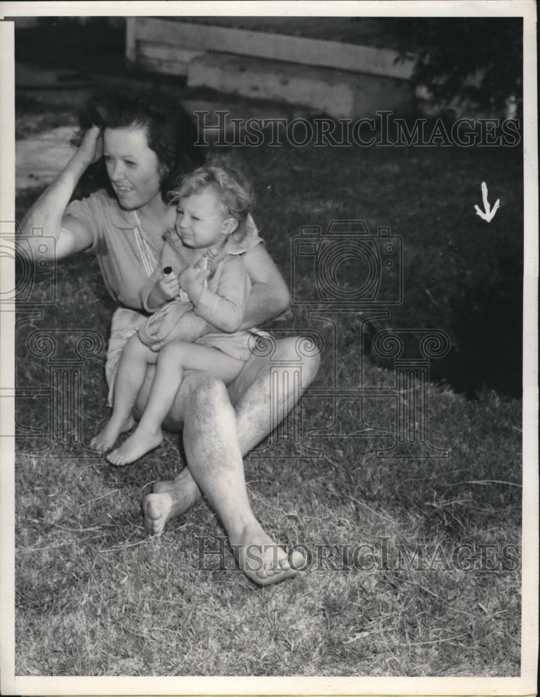 1939 Press Photo Woman Louise Castle &amp; Rescued Child Lois Opseth - Historic Images