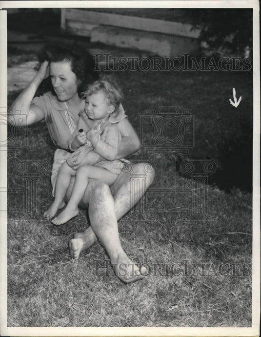 1939 Press Photo Woman Louise Castle & Rescued Child Lois Opseth - Historic Images