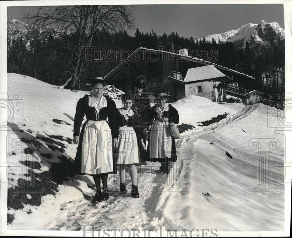 1956 Press Photo Johann Kurz &amp; His Family Walking Mountain Path to Church - Historic Images