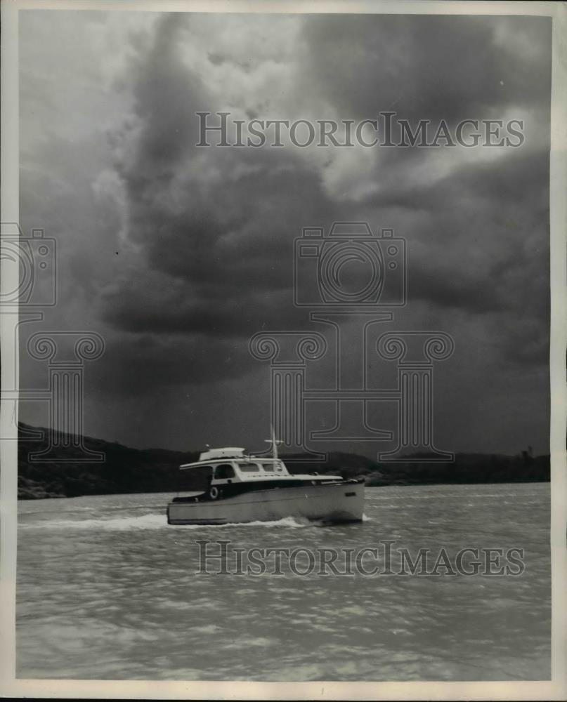 1950 Press Photo PIttsburgh, PA Marilyn with lightning umbrella - Historic Images