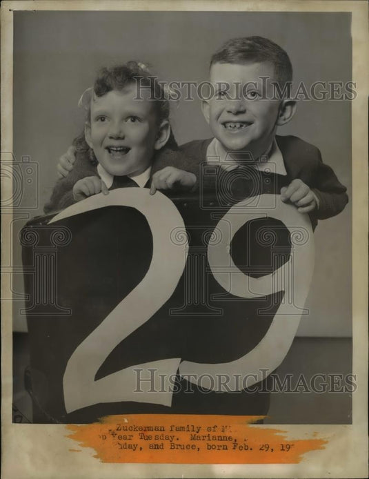 1944 Press Photo The Robert Zuckerman kids, Marianne and Bruce - Historic Images