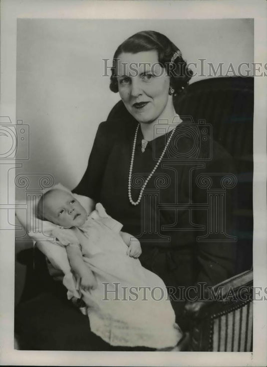 1941 Press Photo The son of Finnish Minister, Johan Fredrick Procope with mother - Historic Images