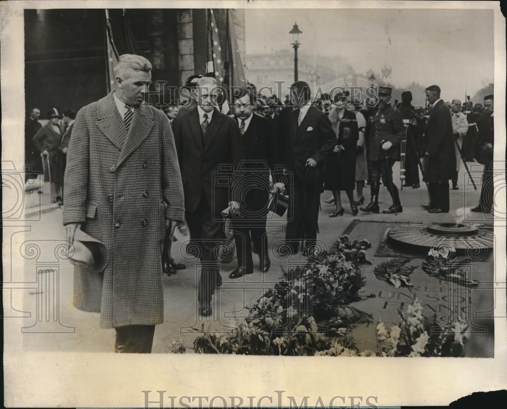 1927 Press Photo Gen. John J Pershing Silently Pausing at Tomb of Unknown Poilu - Historic Images