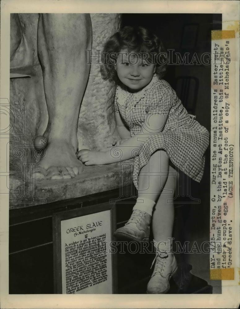 1949 Press Photo The little kid during the annual children&#39;s Easter party - Historic Images