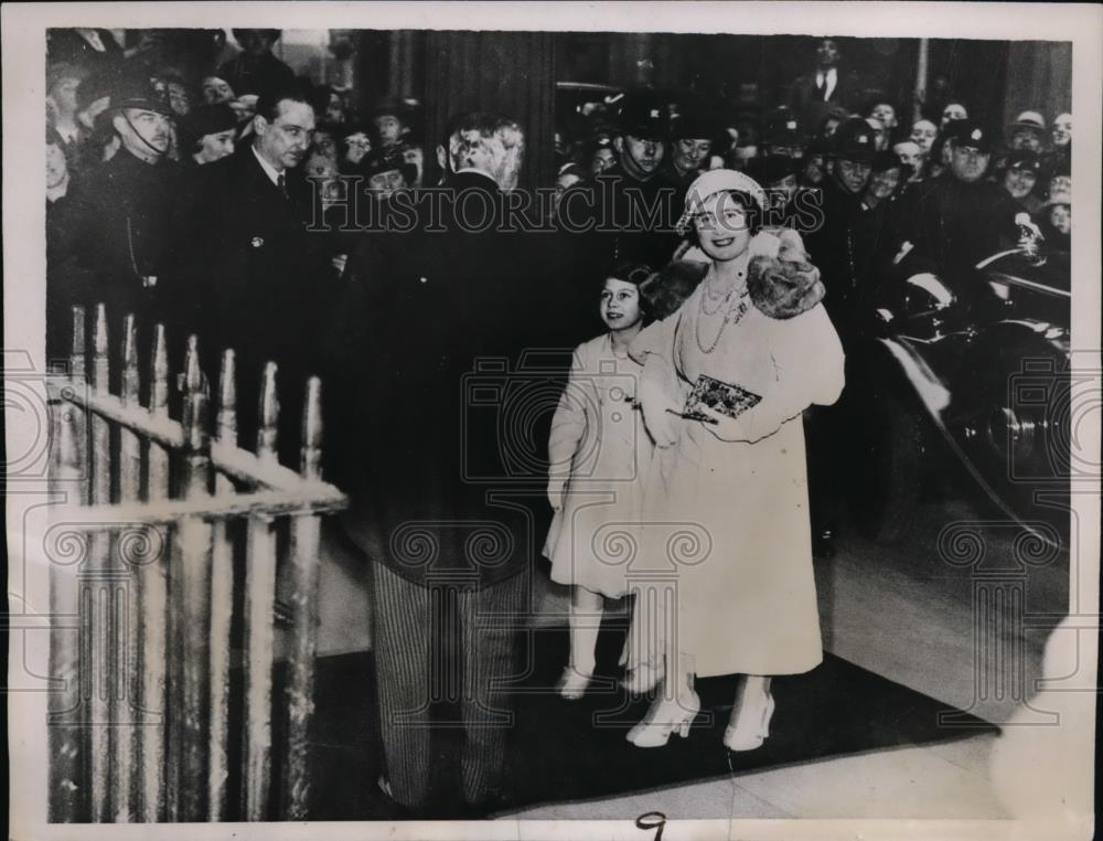 1935 Press Photo London Queen Elizabeth, Princess Elizabeth at Drury Lane - Historic Images