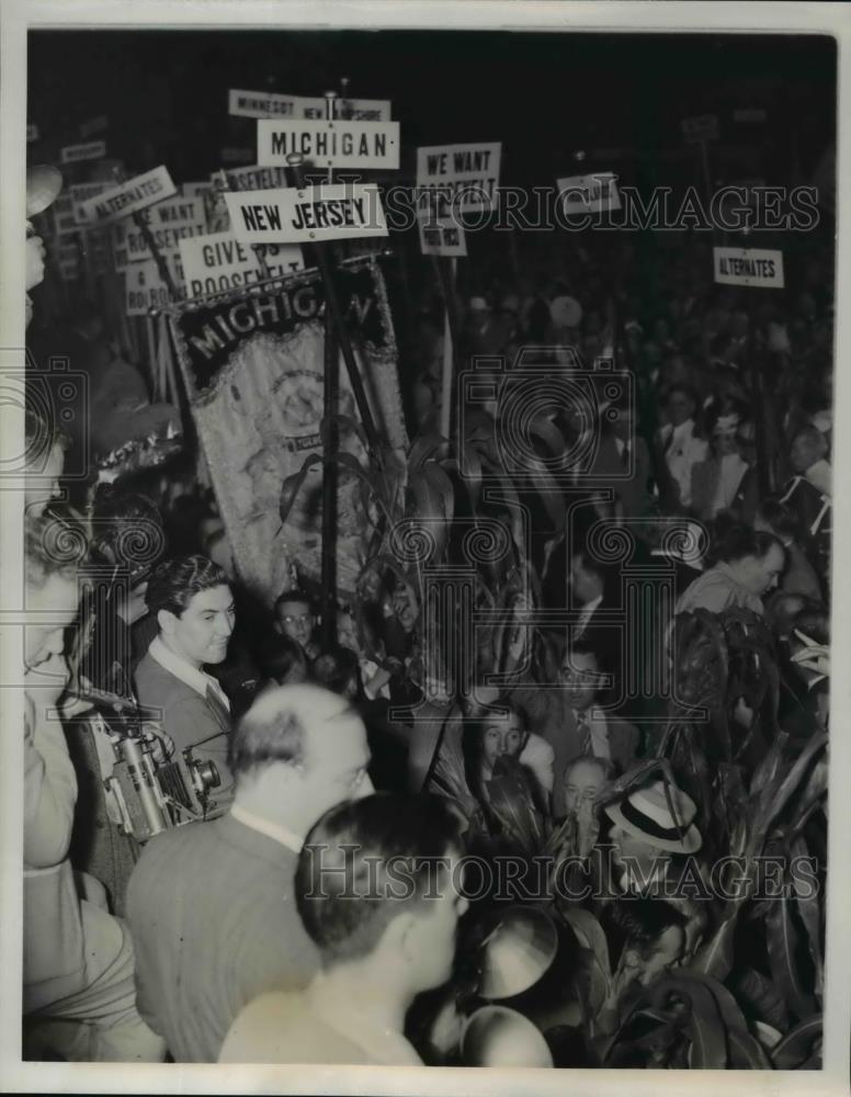 1940 Press Photo Parade of people outside the Democratic Convention Hall Chicago - Historic Images