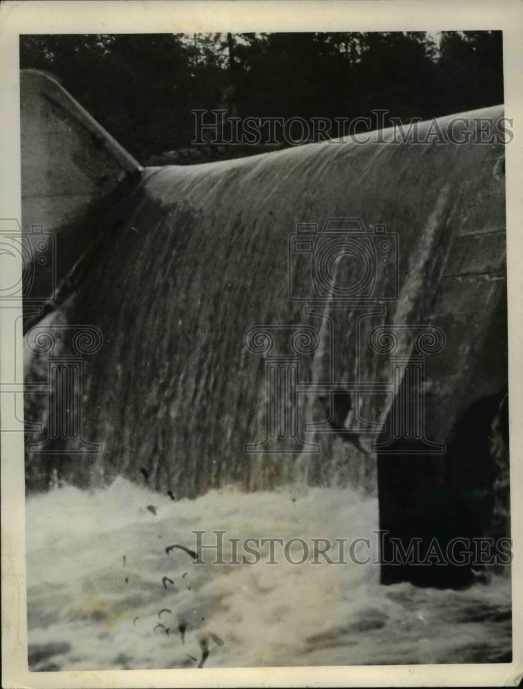 1927 Press Photo Rogue River in Oregon Flood Waters Spill Over Rogueriver Dam - Historic Images