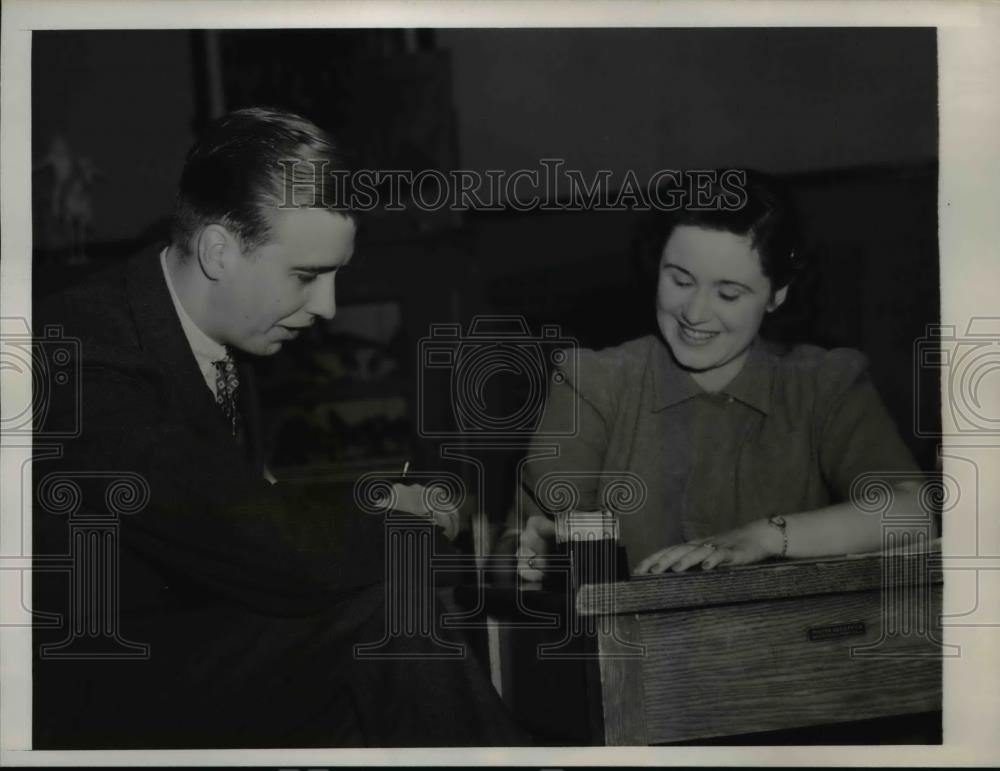 1940 Press Photo John Roosevelt, Mary Shea Registers for Fraft Wilson School - Historic Images