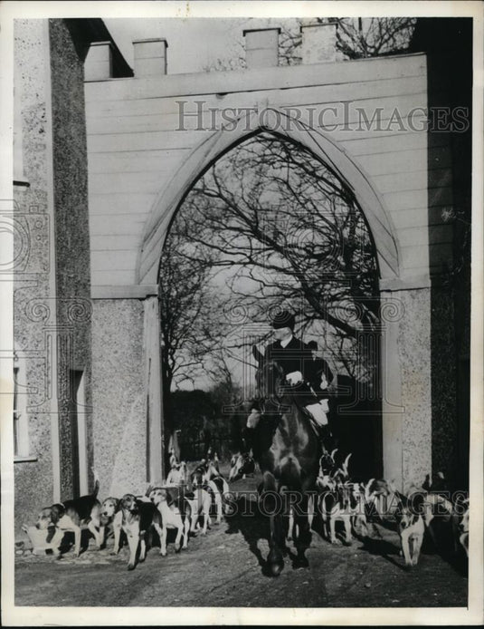 1935 Press Photo Essex & Suffolk fox hounds & hunters in England - Historic Images