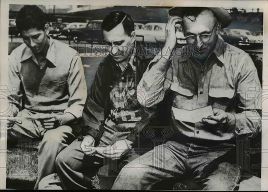 1952 Press Photo United States Steel Workers Disgruntled Over Paychecks, Indiana - Historic Images