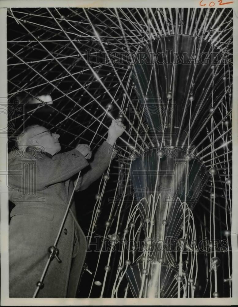 1960 Press Photo Arthur Rollason Adjusts Electriolier at Electrical Exhibition - Historic Images