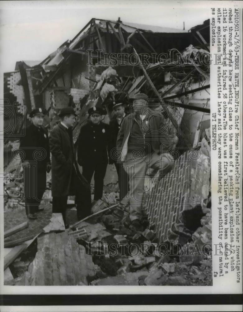 1963 Press Photo Chief Norman Fessler &amp; other investigators after the explosion - Historic Images