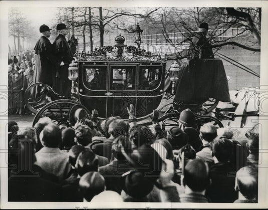 1937 Press Photo King George VI Queen Elizabeth at Buckingham Palace - Historic Images