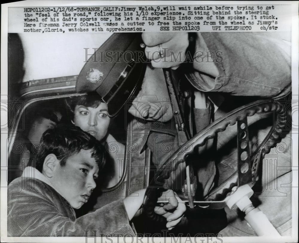 1968 Press Photo Fireman Jerry Colwell Attempts to Free Jimmy Welch&#39;s Finger - Historic Images