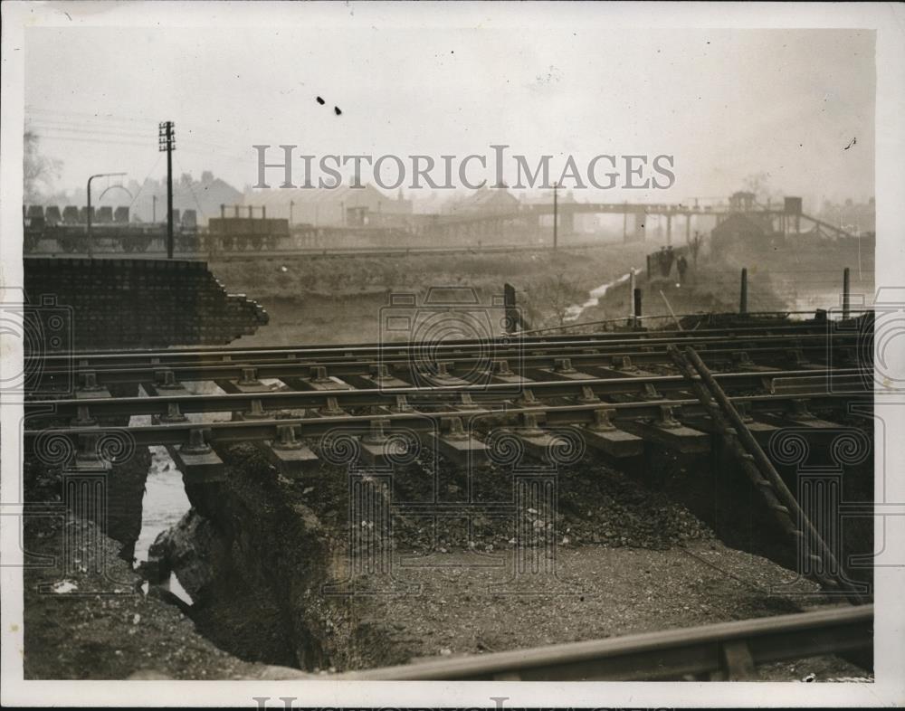 1928 Press Photo Railway bank collapsed at Angel Road ststion in England - Historic Images