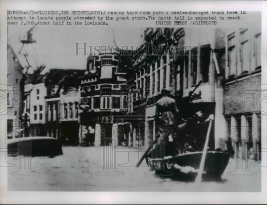 1953 Press Photo A rescue team rows to locate stranded flood victims - Historic Images