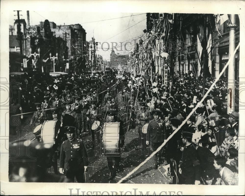 1935 Press Photo Japanese celebrate in Toyko military parade - Historic Images