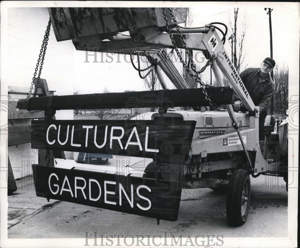 1975 Press Photo Marion Al Gescuk Shows Sign he Made with Sawed Timbers - Historic Images