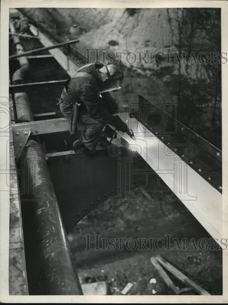 1935 Press Photo Man works on Lorain Bridge - Historic Images