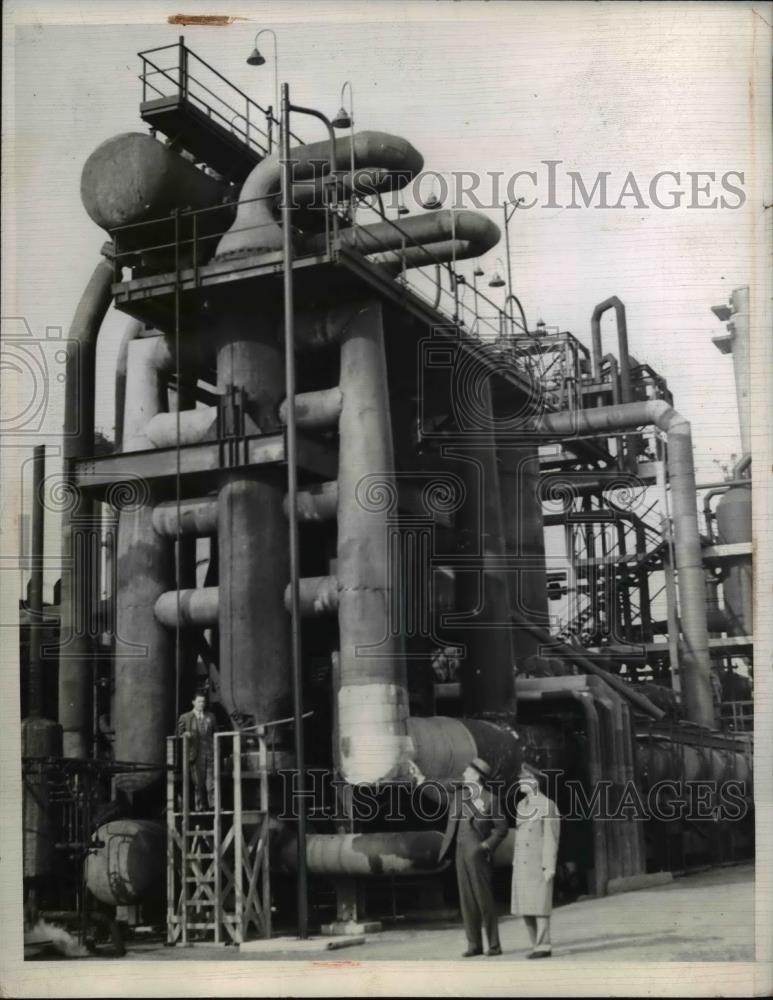 1943 Press Photo K.B. Harmon and R.C. Follis looks over new Tuoluene plant - Historic Images
