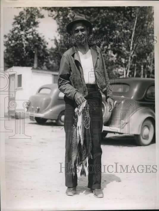 1937 Press Photo Harry Loff with his caught fish from Thunder bay River - Historic Images