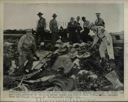 1951 Press Photo Searching Train Wreckage for Victims 7 Dead & 40 Injured - Historic Images