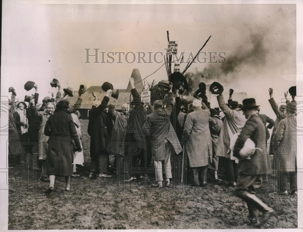 1935 Press Photo British burn Archbishop effigy protest tithes - Historic Images