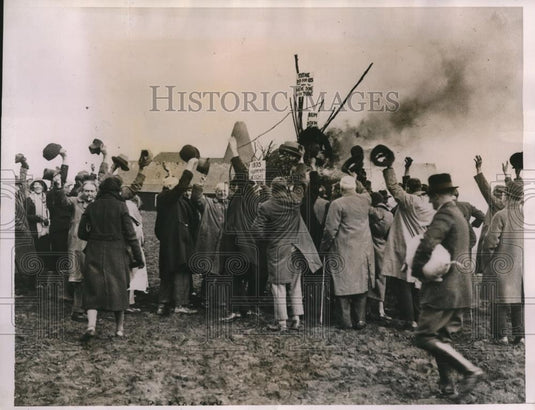 1935 Press Photo British burn Archbishop effigy protest tithes - Historic Images