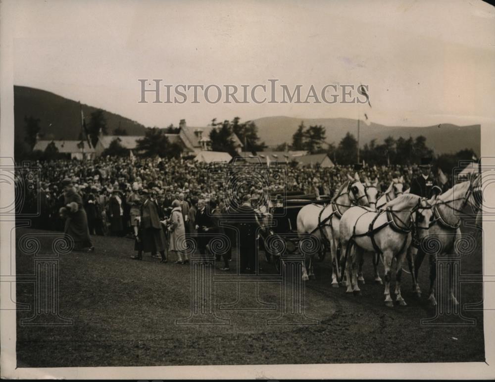 1927 Press Photo King George Queen Mary at Royal Pavilion Braemer Games Scotland - Historic Images