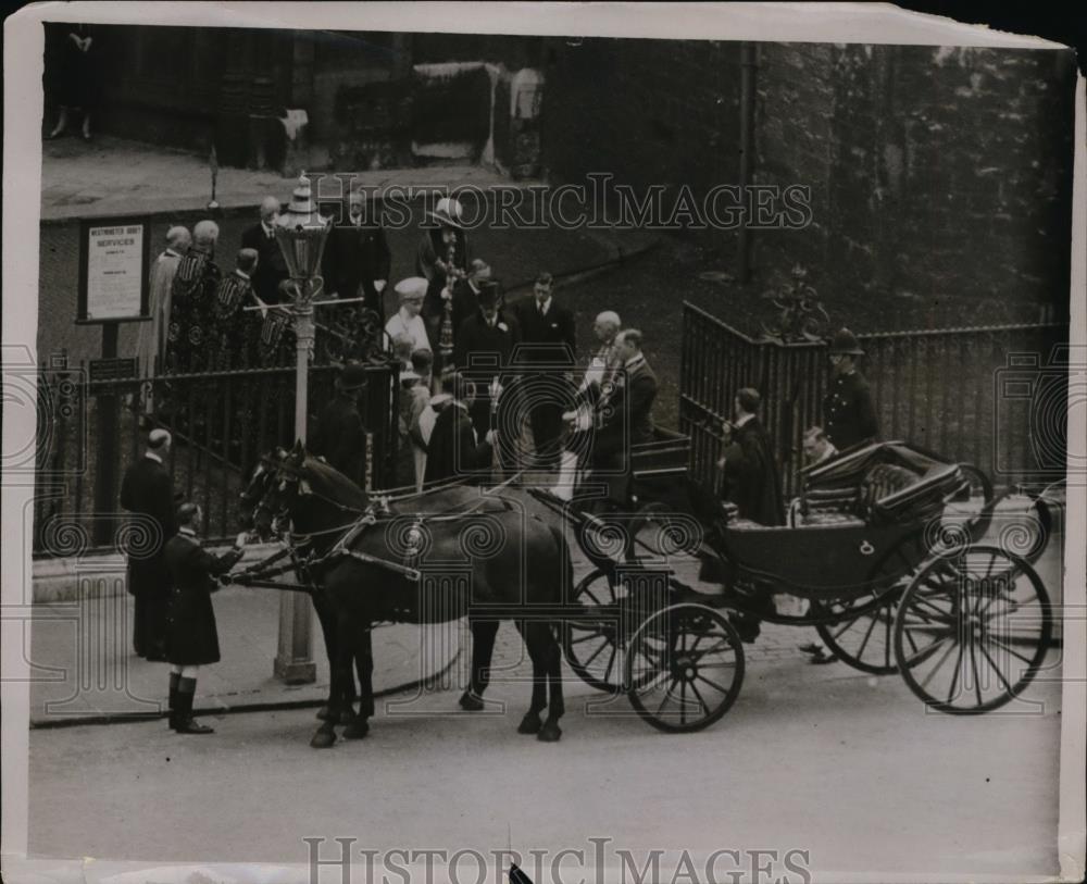 1929 Press Photo King Queen and Prince of Wales leave west door after service - Historic Images